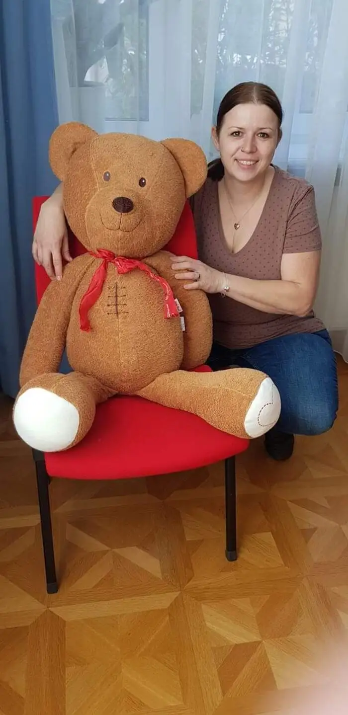 Ulrike Posch mit dem Teddy der „Herzkinder Österreich“: „Wir teilen ein Schicksal“