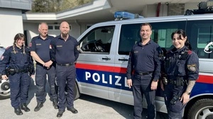 Andreas Stoirer (4.v.l) ist der neue Kommandant der Autobahnpolizei Hartberg. Im Bild: Stefanie Haider, Hans Peter Bergmann, Rene Rappold und Lena Losonczy