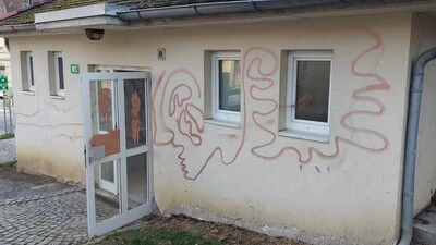 Das öffentliche WC, der Pavillon und das Museum wurden Ziel der Schmierereien