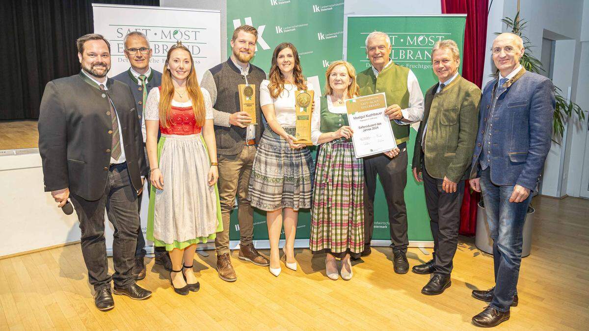 Familie Haspl vulgo Kuchlbauer – Saftproduzenten des Jahres 2024. Es gratulieren: Präsident Franz Titschenbacher (2.v.r.), Herbert Muste r– Chef des Obstbaureferates der LK (rechts), Georg Thünauer – Verkostungschef (links), Manfred Kohlfürst – Obmann der Steirischen Obstbauern (2.v.l) und Obsthoheit Ulrike I. (3.v.l.)