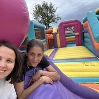Daniela Buchegger (l.) und Margot Jeitler (r.) haben als Redakteurinnen der Regionalredaktion Hartberg den Selbstversuch in Europas größter Hüpfburg gestartet