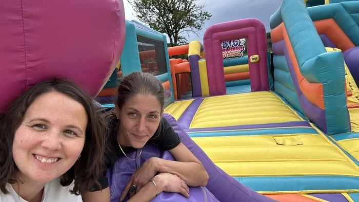 Daniela Buchegger (l.) und Margot Jeitler (r.) haben als Redakteurinnen der Regionalredaktion Hartberg den Selbstversuch in Europas größter Hüpfburg gestartet