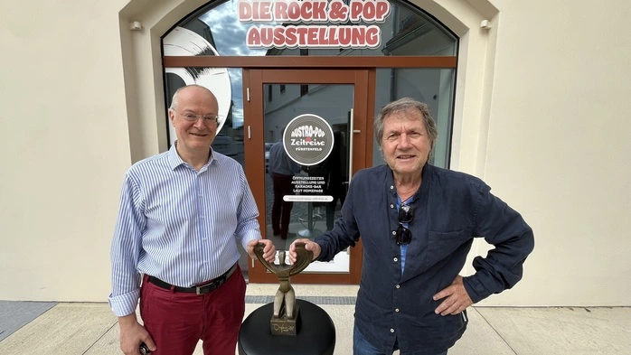 Architekt Friedrich Ohnewein, der das Museum auf die Beine gestellt hat, mit Carl Peyer und dem „Orfeus 88“ (Vorgänger des Amadeus), den der Sänger für das meistverkaufte Debütalbum im Jahr 1987 erhalten hat. Ebenfalls Preisträger in diesem Jahr: Status Quo, Al Bano und Romina Power, Wolfgang Ambros, EAV oder Wilfried