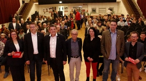 Livia Steiner und Ewald Wurzinger mit Christian Schandor (FPÖ), Franz Jost (ÖVP), Franz Timischl (Grüne), Yvonne Medina Sandino (SPÖ), Martin Lagler (BLF)