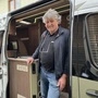 Hannes Derler hat drei Jahre lang getüftelt, um auch jeden Zentimeter zu nutzen. Jetzt kann man den Bus um 115.000 Euro auf Willhaben kaufen