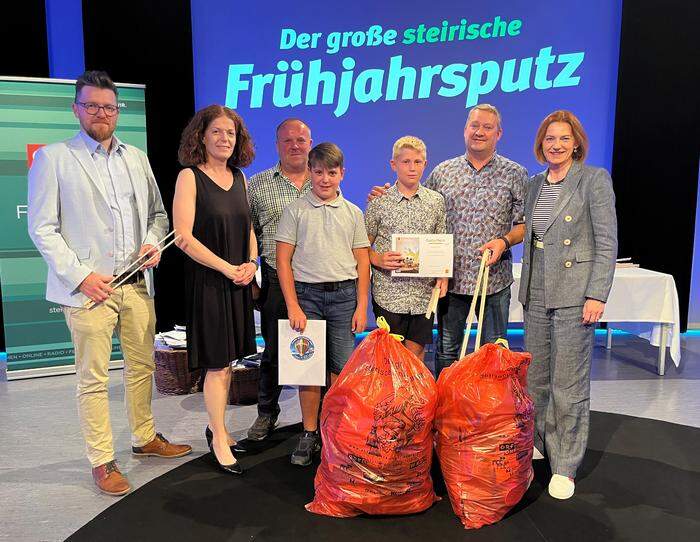 Die Preisträger Nico Kainer (4.v.l.) und Felix Heiling (5.v.l) mit den Verantwortlichen vom Land Steiermark und dem Geschäftsführer des Abfallwirtschaftsverbandes Hartberg Lukas Kremsl 