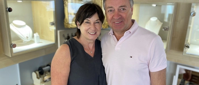 Beratung und Service werden hier groß geschrieben: Christine und Erwin Stübegger in ihrem Juwelier-Geschäft in Friedberg