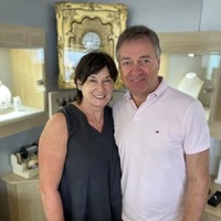 Beratung und Service werden hier groß geschrieben: Christine und Erwin Stübegger in ihrem Juwelier-Geschäft in Friedberg