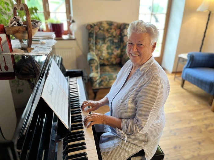 „Ich habe bei der Musikschule angerufen und sagte: Ich kann keine Noten lesen, ich bin nicht musikalisch, aber ich würde gerne lernen Klavier zu spielen. Sie meinten nur: ,Dann sind Sie bei uns richtig!‘“  