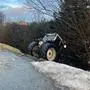 Der Traktor landete im Bachbett