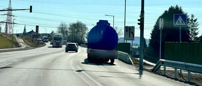 Viele Autofahrer denken, dass es sich bei der Rechtsspur vor der Kreuzung bereits um die Abbiegespur nach Gleisdorf handelt. Falsch gedacht