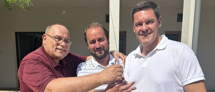 Johannes Hödl (l.) übergibt die Leitung des „Workshops für traditionelle Jazzmusik“  an Volodymyr Novazenko und Robert Ederer