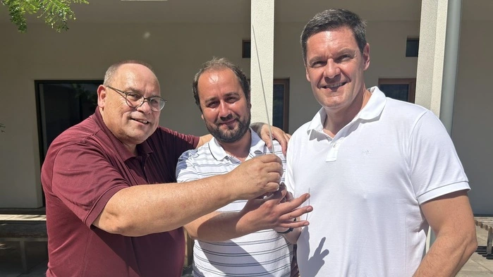 Johannes Hödl (r.) übergibt die Leitung des „Workshops für traditionelle Jazzmusik“  an Volodymyr Novazenko und Robert Ederer