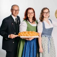 Monika und Bernhard Sommer freuen sich mit Tochter Anna über den Landessieg mit dem „Weizenstriezel“