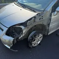 Der Lenker verlor wegen eines medizinischen Notfalls die Kontrolle über das Fahrzeug. Er fuhr mit dem kaputten Reifen weiter