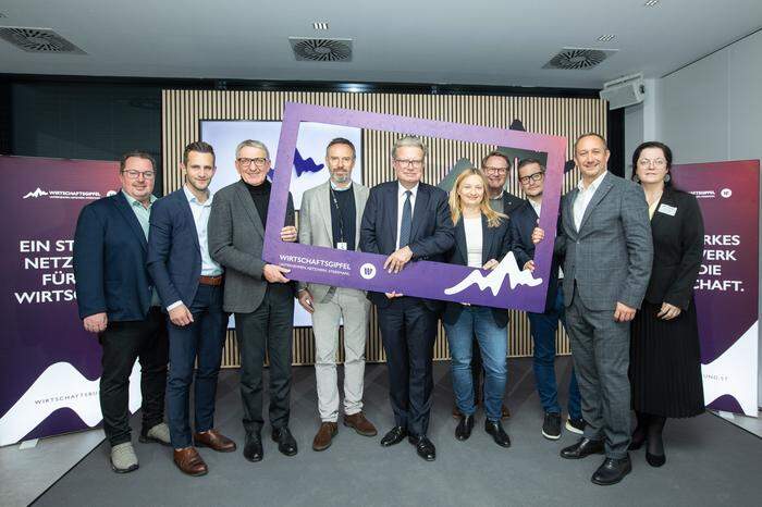 Bezirksgruppenobmann Hartberg-Fürstenfeld Christian Sommerbauer, Landtagsabgeordneter Lukas Schnitzer, WKO-Steiermark Präsident Josef Herk, Ringana CEO Andreas Wilfinger, Landeshauptmann Christopher Drexler, Geschäftsführerin Frutura Obst Katrin Hohensinner-Häupl, Bürgermeister von Hartberg Marcus Martschitsch, Vizebürgermeister St. Johann in der Haide Christoph Miksch, WB-Direktor Jochen Pack sowie Organisationsreferentin Simone Pfeiffer