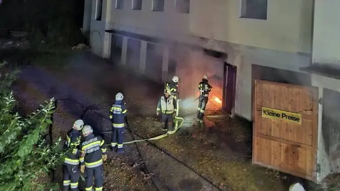 Nach einem Garagenbrand in einem leer stehenden Geschäftslokal in Stubenberg konnte eine 94-Jährige aus dem Gebäude gerettet werden