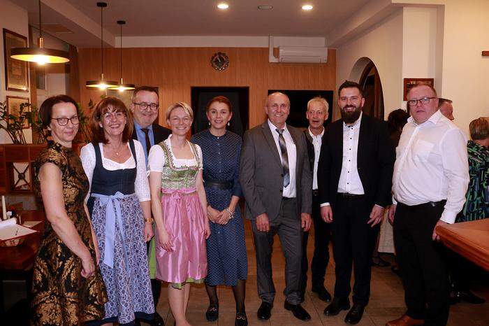 Pfarrgemeinderats-Vorsitzender-Stellvertreter Thomas Freiberger mit Pfarrer Ioan Bilc mit Ehrengästen