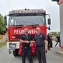 Von FF-Kommandanten zu FF-Kommandanten: Wolfgang Kricker (rechts) überreicht die Schlüssel an Klaus Simon. „Wir haben ordentlich gefeiert. Durch diesen Kauf ist auch eine Freundschaft zwischen unseren Feuerwehren entstanden“