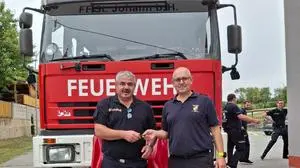 Von FF-Kommandanten zu FF-Kommandanten: Wolfgang Kricker (rechts) überreicht die Schlüssel an Klaus Simon. „Wir haben ordentlich gefeiert. Durch diesen Kauf ist auch eine Freundschaft zwischen unseren Feuerwehren entstanden“