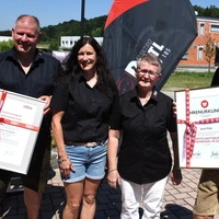 Josef Pöltl junior mit Ehefrau Silke, Mutter Liselotte Pöltl und Vater Josef bei der 40-Jahr-Feier in Ebersdorf (v. l.)