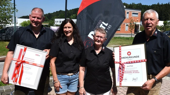 Josef Pöltl junior mit Ehefrau Silke, Mutter Liselotte Pöltl und Vater Josef bei der 40-Jahr-Feier in Ebersdorf (v. l.)