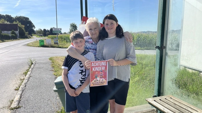 Monika Pfeifer mit Enkelkindern Nina und Fabian, besonders für die beiden soll der Schulweg künftig sicherer werden
