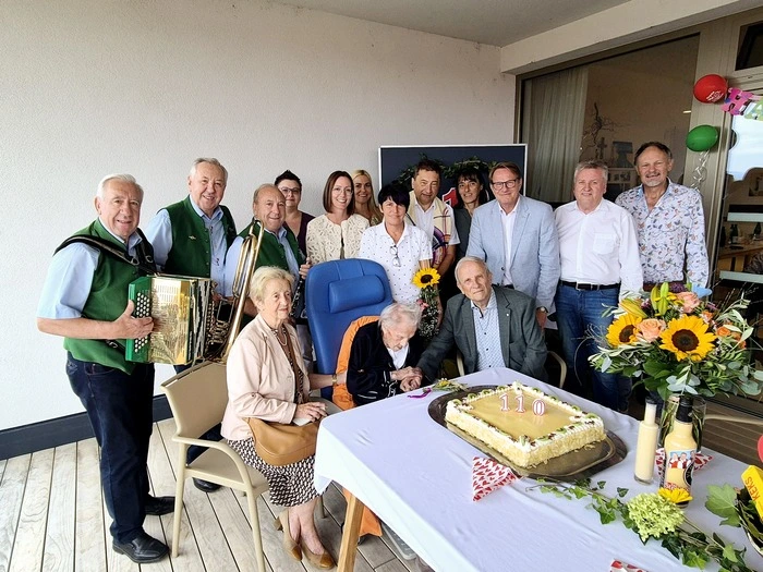 Eine große Gratulantenschar aus Familie, Ehrengästen und Personal des Seniorenhauses Menda gratulierte der ältesten Österreicherin Erika Strohrigel