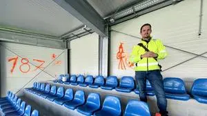 Bernhard Koller, Projektleiter beim Stadion-Umbau (Stahlbau Grabner): „Das größte Problem ist für uns das beschädigte Dachpaneel“