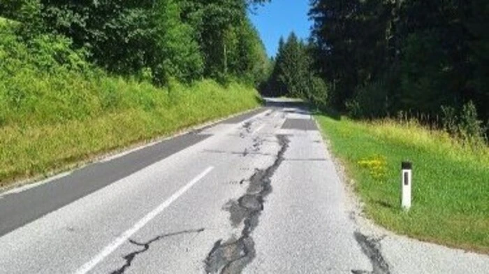 Ansicht der Landstraße bei St. Jakob mit deutlich sichtbaren Rissen und vielen, bereits ausgebesserten Stellen