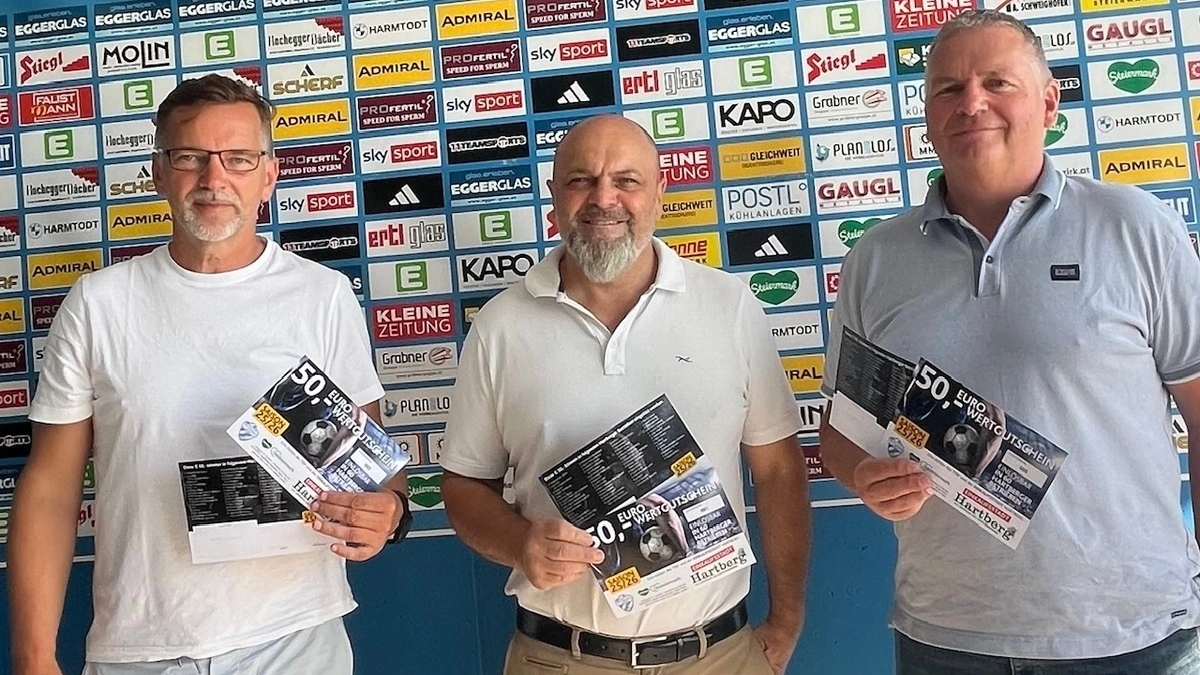 Einkaufsstadt Hartberg Obmann Dietmar Peinsipp (Mitte) überreicht an die TSV Mitarbeiter Kurt Riedl (links) und Norbert Riegler (rechts) die von der Einkaufsstadt Hartberg gesponserten Gutscheine.