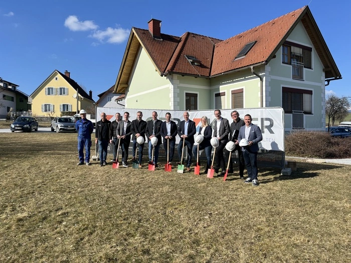 Der Spatenstich: Ein „sonniger Tag“ für das Gesundheitssystem von Hartberg-Fürstenfeld, wie Landtagsabgeordneter Lukas Schnitzer meint.