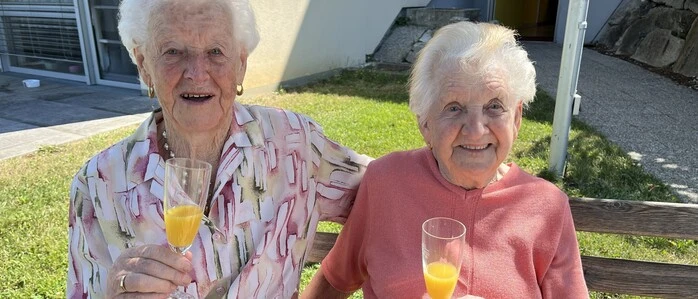 „Brav-sein und Sekt Orange!“ Aloisia Kristandl ist 94 Jahre alt und kegelt alle 14 Tage; ihre Schwester Johanna Strebel ist 101. Sie zeichnet voller Begeisterung Glückwunschkarten für Verwandte, Freunde und das Pflegepersonal