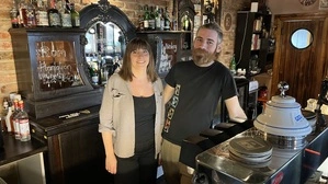 Marina Kohlhauser genießt das Kellnern, Stefan kümmert sich um die wirtschaftlichen Angelegenheiten im Pub.