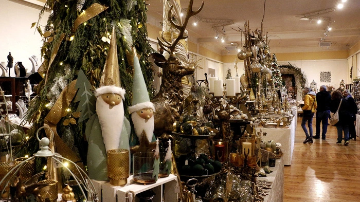 Die größte Kunsthandwerks-Weihnachtsausstellung kann man in Burgau besichtigen.