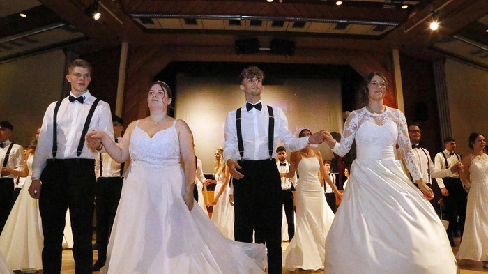 33 Maturantinnen und Maturanten der HAK und HTL Fürstenfeld feierten in der Stadthalle Fürstenfeld ihren gemeinsamen Maturaball unter dem Motto „The Royals - Ein königlicher Abgang“.