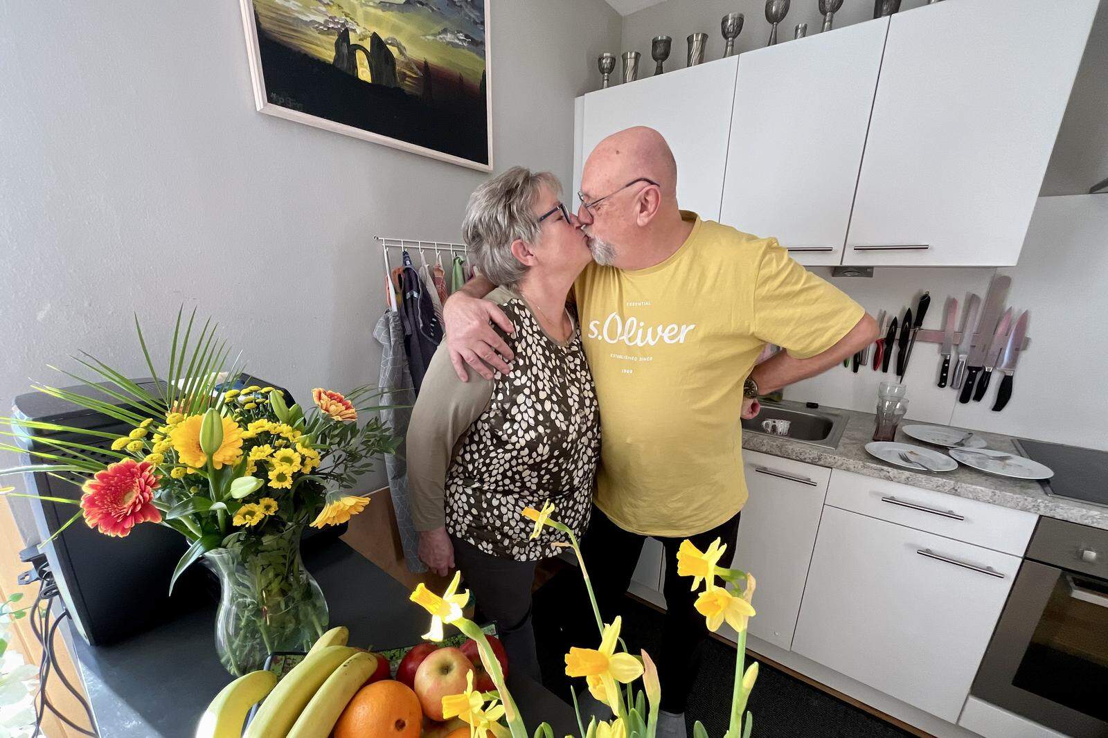 „Die Liebe ist in diesem Alter anders, sie ist sorgsamer“: Annemarie Wolf und Karl Peter Fras in der Küche ihrer gemeinsamen Wohnung