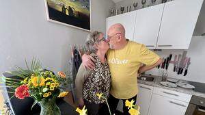 „Die Liebe ist in diesem Alter anders, sie ist sorgsamer“: Annemarie Wolf und Karl Peter Fras in der Küche ihrer gemeinsamen Wohnung