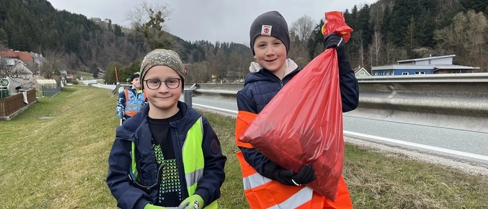 Alle Klassen der Volksschule Mönichwald nahmen an der Flurreinigungsaktion teil
