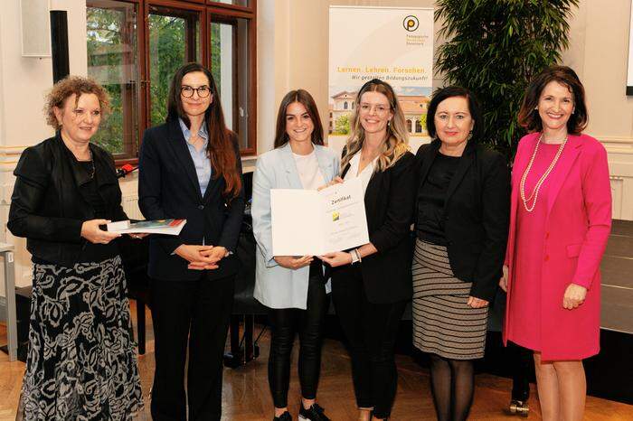 Die „de La Tour Schule davinci Hartberg“ freut sich über die Auszeichnung ihrer Begabungs- und Begabtenförderung. Hanna Rinnhofer und Magdalena Wolf (3. und 4. v. links) nahmen die Auszeichnung von Bildungsdirketorin Elisabeth Meixner entgegen