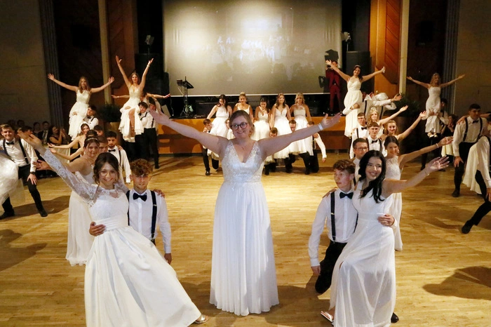 Punkt Mitternacht folgte eine halbstündige mitreißende Mitternachtseinlage mit tänzerischen und schauspielerischen Darbietungen.