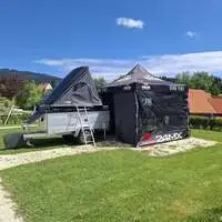 Das Dachzelt auf dem Autoanhänger wird zum Schlafzimmer für Florian Joham (32), Verena Mayr (32) und Viola (4). Das ungewöhnliche Ensemble macht jährlich in St. Lorenzen am Wechsel Station