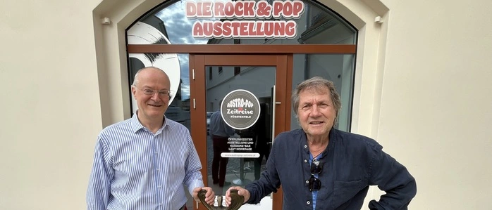 Architekt Friedrich Ohnewein, der das Museum auf die Beine gestellt hat, mit Carl Peyer und dem „Orfeus 88“ (Vorgänger des Amadeus), den der Sänger für das meistverkaufte Debütalbum im Jahr 1987 erhalten hat. Ebenfalls Preisträger in diesem Jahr: Status Quo, Al Bano und Romina Power, Wolfgang Ambros, EAV oder Wilfried