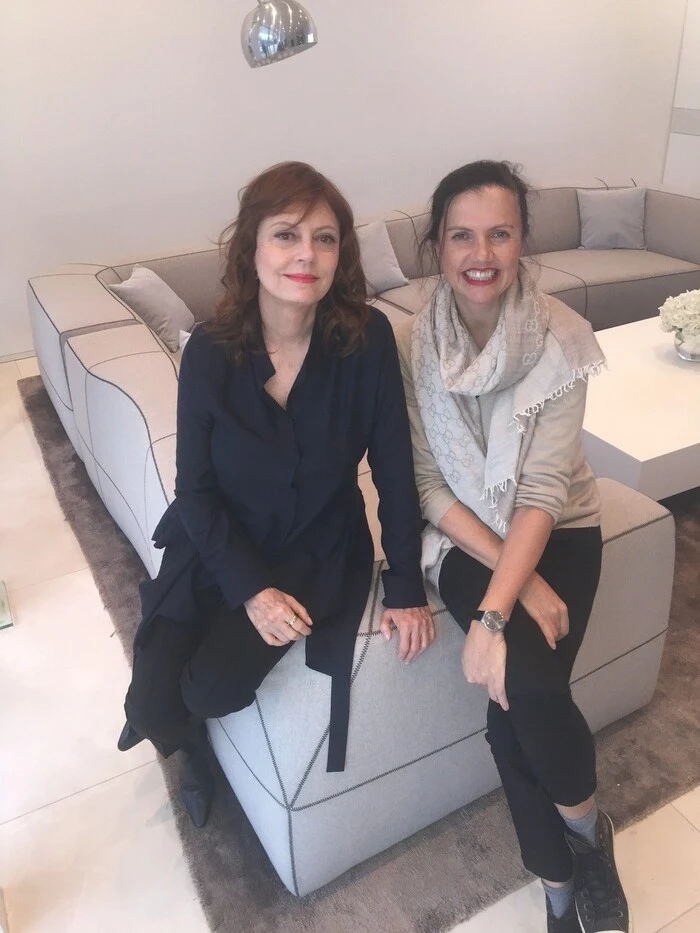 „Es gibt einige Frauen in Hollywood, die unbeugsam sind und sie zählt dazu“: Martina Parker im Gespräch mit Hollywoodstar Susan Sarandon