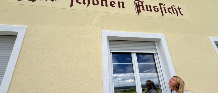 Seit 2013 ist Gabriele Jahn dabei, das Gebäude herzurichten: „Es war alt und verfallen, aber auch der schönste Platz. Mein persönliches Hinterholz 8“