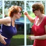 Zwei Frauen streiten scheinbar lautstark miteinander