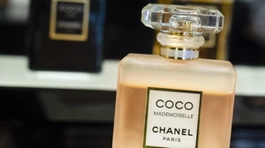 Angeklagter mit gutem Riecher: Für den Empfänger gab es nur noch die kostenlosen Duft-Proben im Paket, denn das Parfum wurde zuvor entnommen