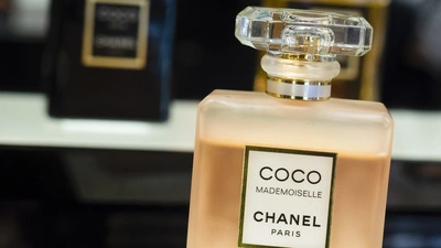 Angeklagter mit gutem Riecher: Für den Empfänger gab es nur noch die kostenlosen Duft-Proben im Paket, denn das Parfum wurde zuvor entnommen