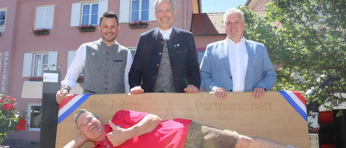 Andreas Paul, Roland Aichmann, Wolfgang Zingl und Roland Gressenbauer (vorne liegend) mit dem Jubiläumsgeschenk