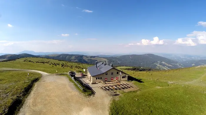 Das Wetterkogler-Haus liegt am Gipfel des Hochwechsels auf 1743 Höhenmetern. Sanierungen sind seitens des Eigentümers Alpenverein Gebirgsverein derzeit nicht geplant.